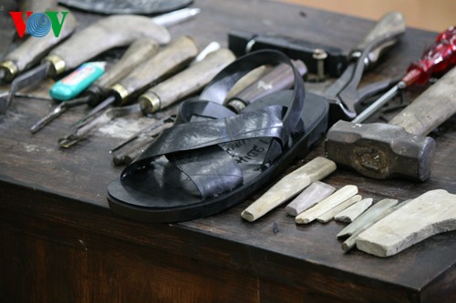 Artisan Pham Quang Xuan, maker of rubber sandals - ảnh 3